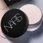 NARS Светоотражающая рассыпчатая пудра 2